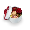 Box červených květin zavřený